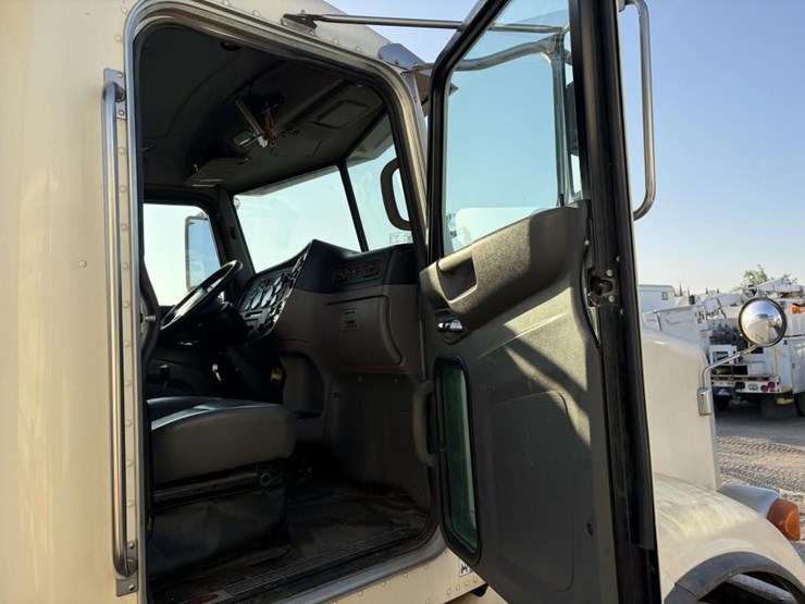 2015-peterbilt-365-image-11