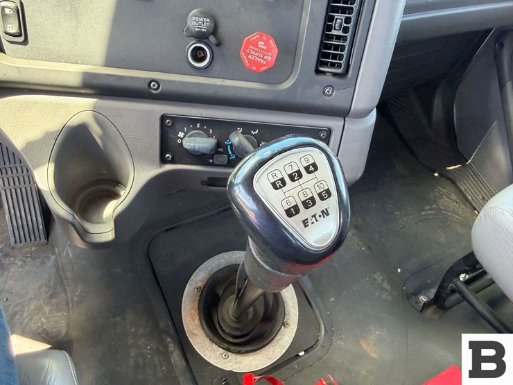 2016-freightliner-m2-bobtail-tractor-truck-image-47