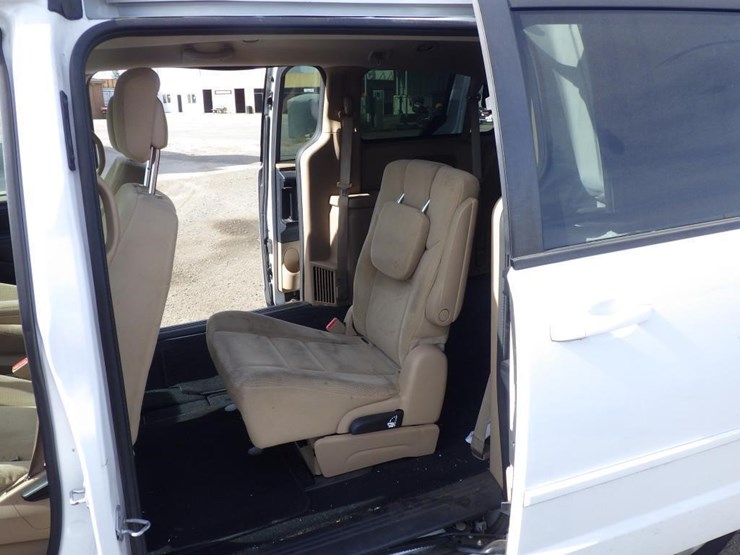 2015-dodge-grand-caravan-image-8