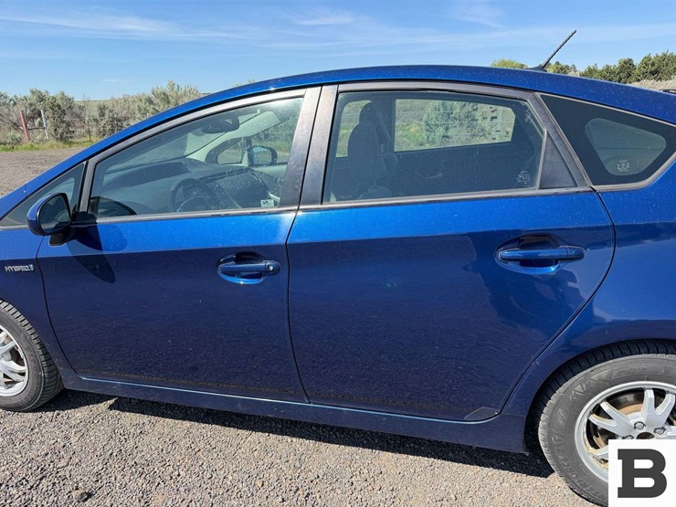 2011-toyota-prius-hatchback-image-14