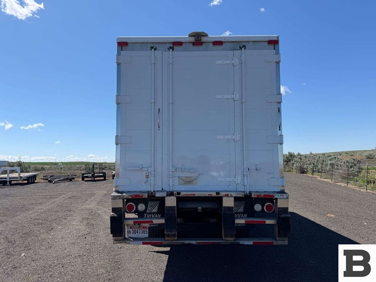 2009-freightliner-m2-box-van-truck-image-4