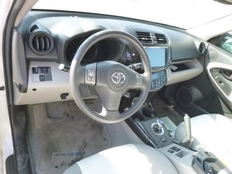2014-toyota-rav4-image-11