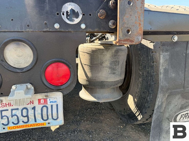 2012-freightliner-coronado-sd-tractor-truck-image-32