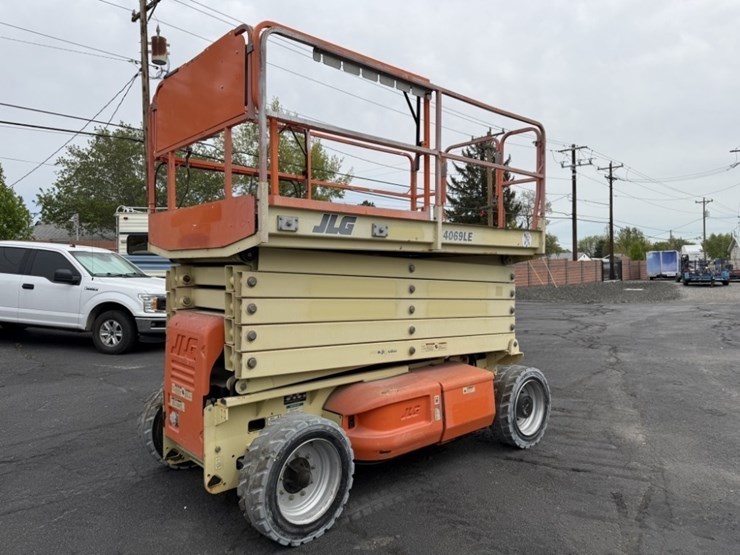 2014-jlg-4069le-image-4