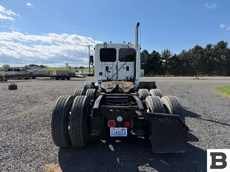 2012-freightliner-cascadia-125-image-4