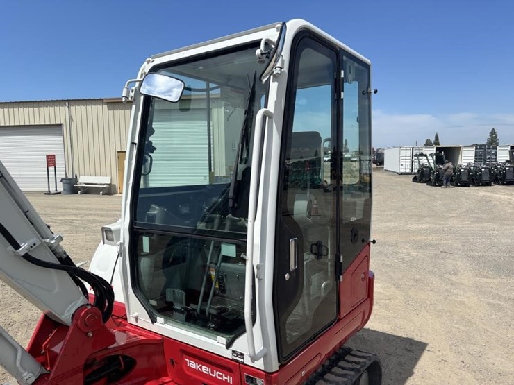 2020-takeuchi-tb240-image-24