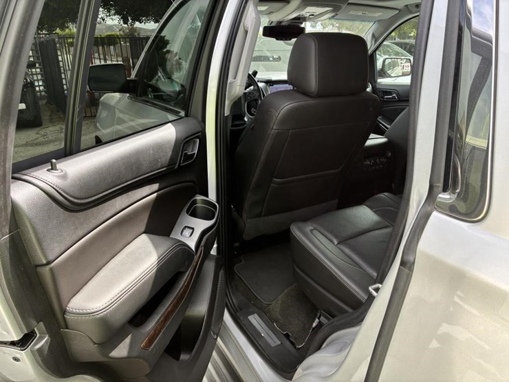 2017-chevrolet-tahoe-lt-image-12