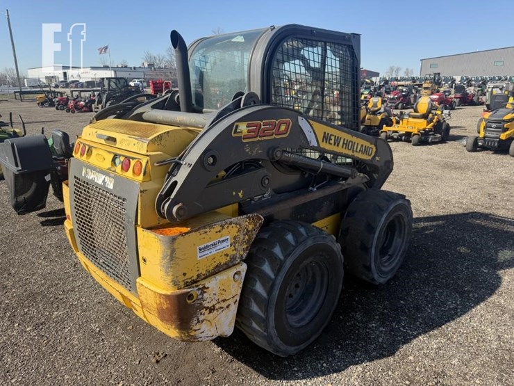 new-holland-l220-image-3