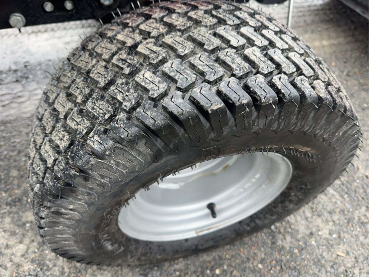 2023-mahindra-emax-25l-image-15