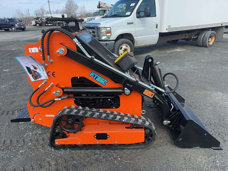 2026-future-ft36c-mini-skid-steer-image-4