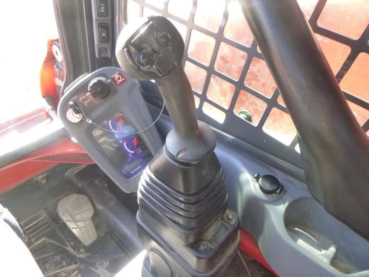 2020-kubota-ssv65-image-22