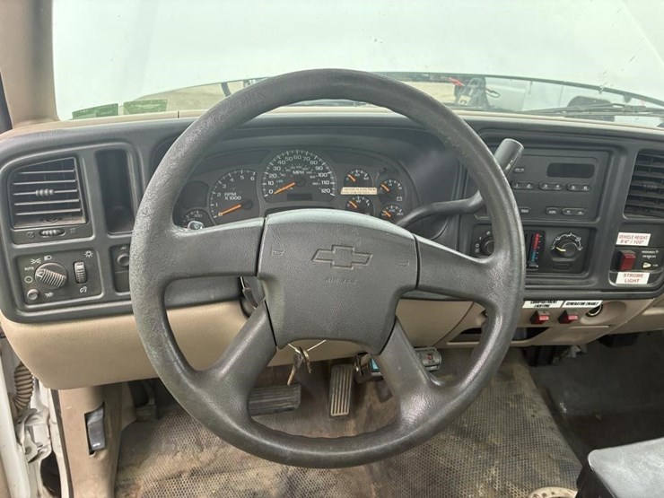 2004-chevrolet-silverado-2500hd-image-17