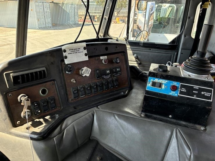 2009-peterbilt-320-image-15