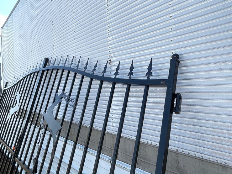 #10387-•-set-of-7'-bi-parting-metal-gates-image-9