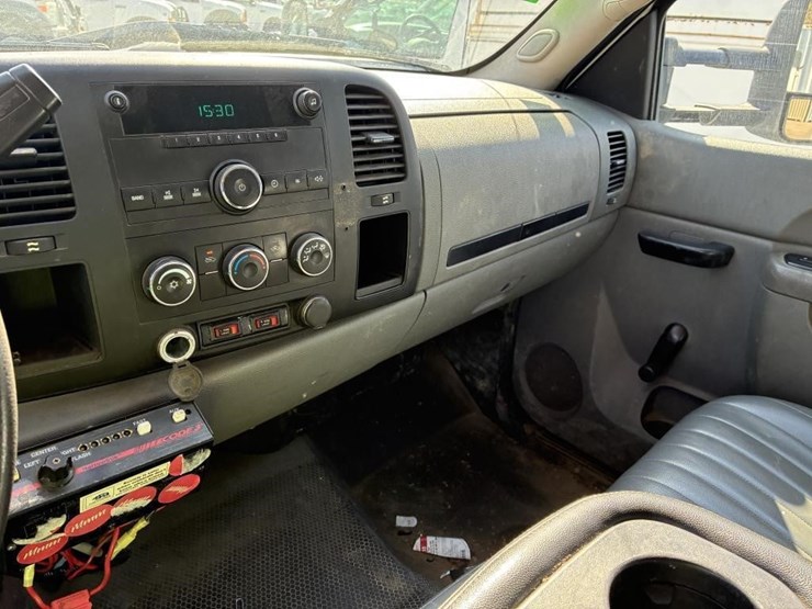 2012-chevrolet-silverado-3500-image-16