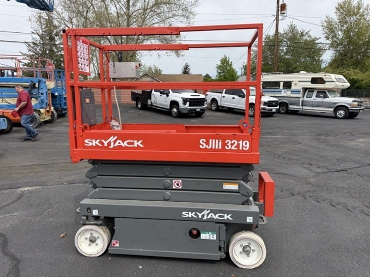 2013-skyjack-sjiii3219-image-7