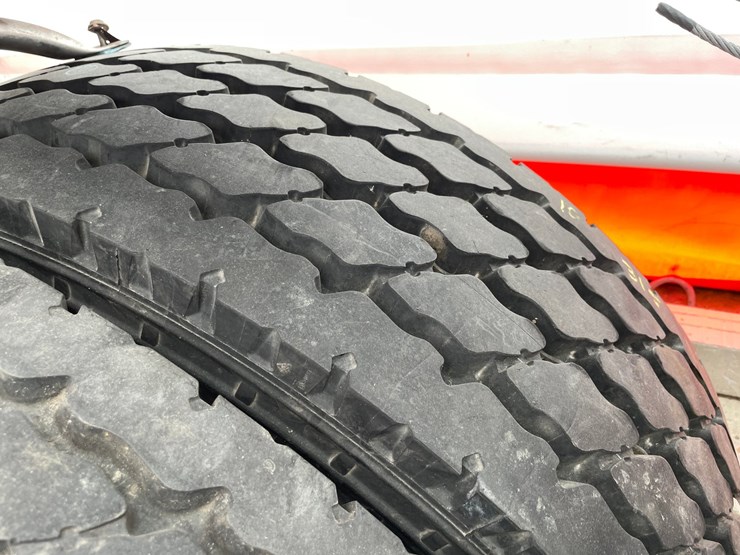 #10385-•-(2)-michelin-315/80r22.5-tires-image-4