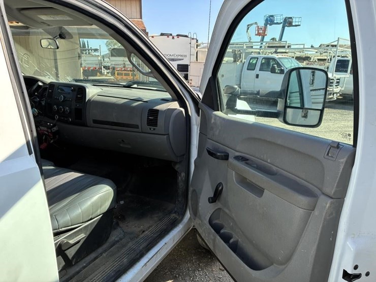 2012-chevrolet-silverado-3500-image-9