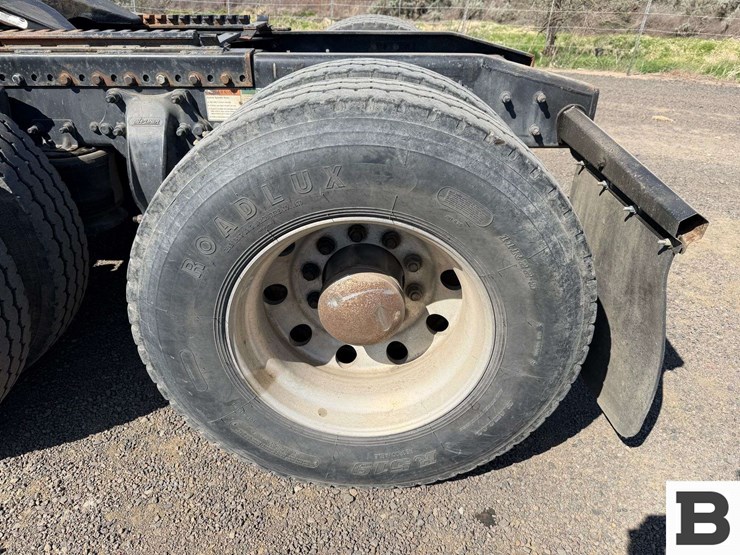 2012-freightliner-coronado-sd-tractor-truck-image-29