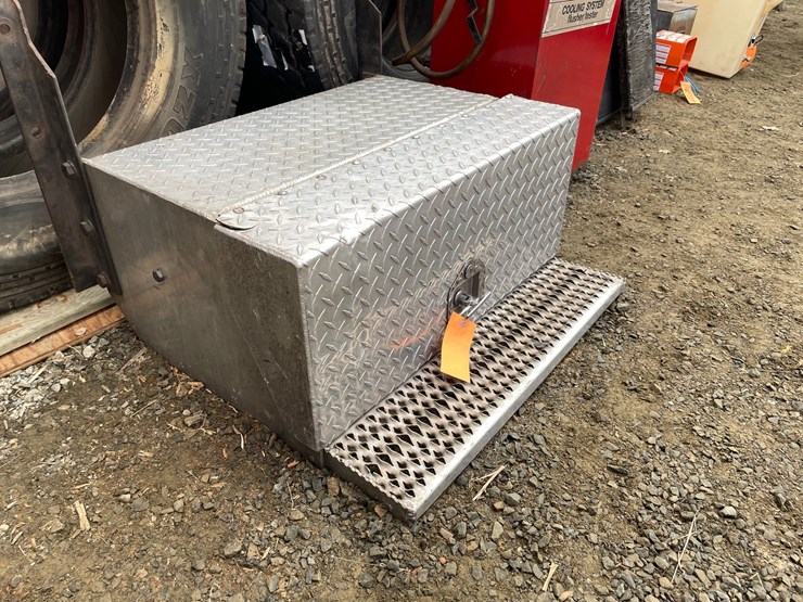 #10367-•-aluminum-step-toolbox-with-stainless-latch-image-3