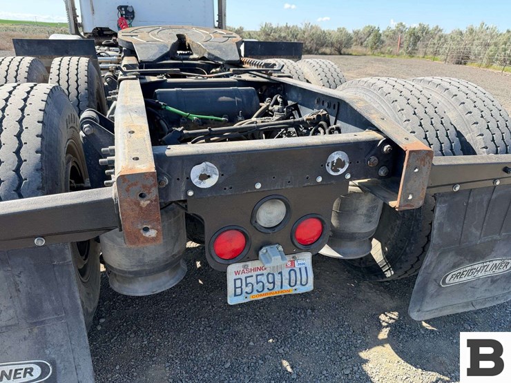 2012-freightliner-coronado-sd-tractor-truck-image-31