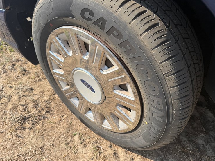 #553-•-#552-•-2004-ford-crown-victoria-image-7