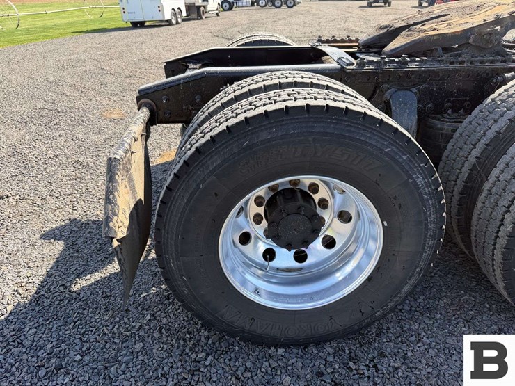 2012-freightliner-cascadia-125-image-34