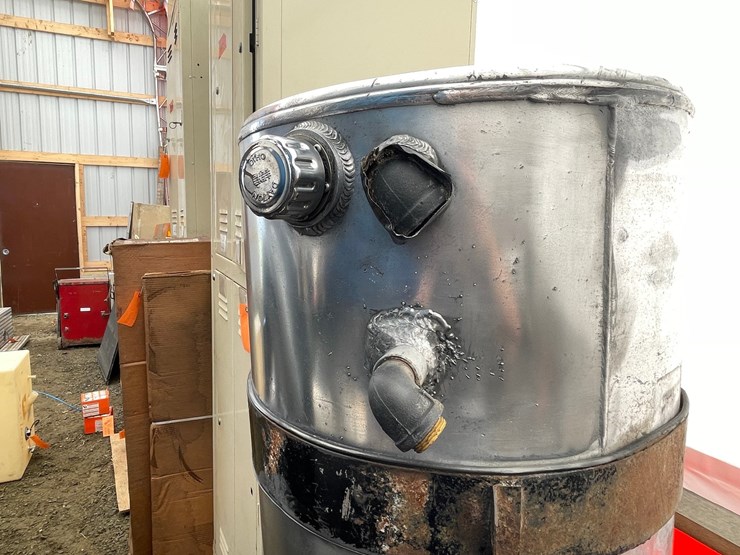 #10381-•-freightliner-stainless-steel-fuel/oil-combo-tank-image-6