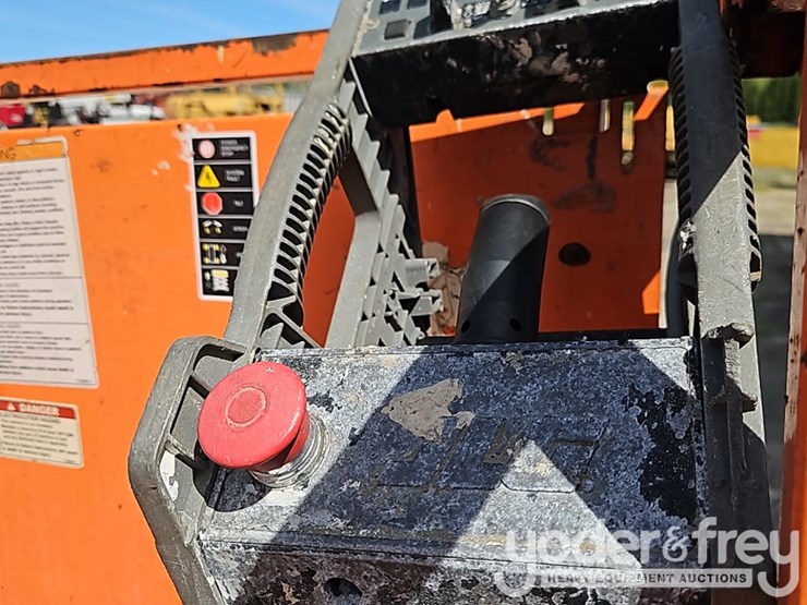 2016-jlg-3246es-image-13