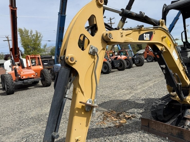 2017-caterpillar-301.7d-image-13