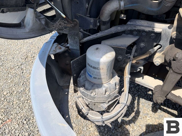 2016-freightliner-m2-bobtail-tractor-truck-image-33