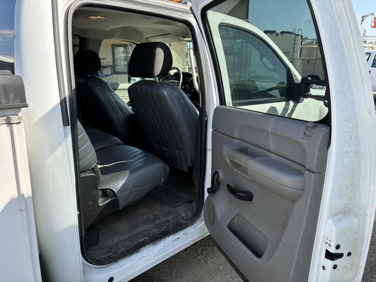 2012-chevrolet-silverado-3500-image-10