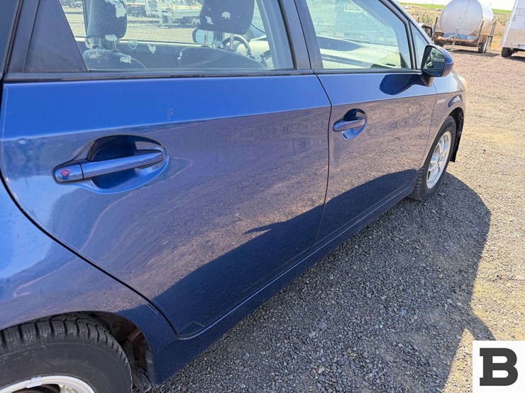 2011-toyota-prius-hatchback-image-21