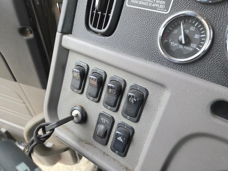 2016-peterbilt-367-image-24