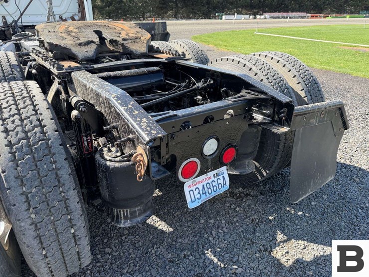 2012-freightliner-cascadia-125-image-27