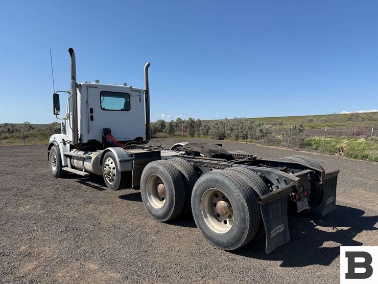 2012-freightliner-coronado-sd-tractor-truck-image-3