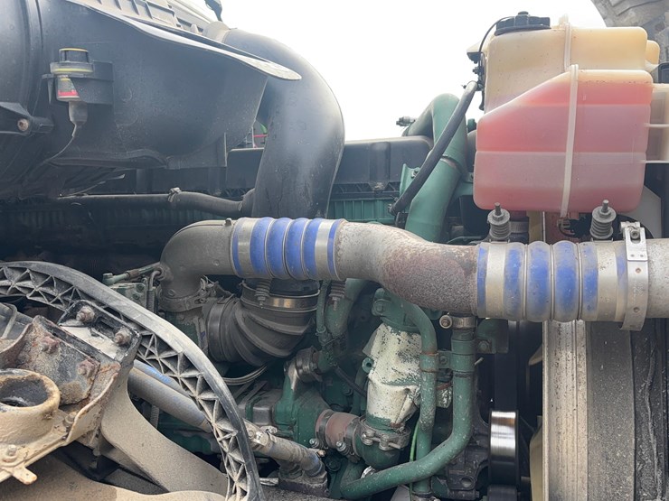 2015-volvo-vnl-semi-image-31