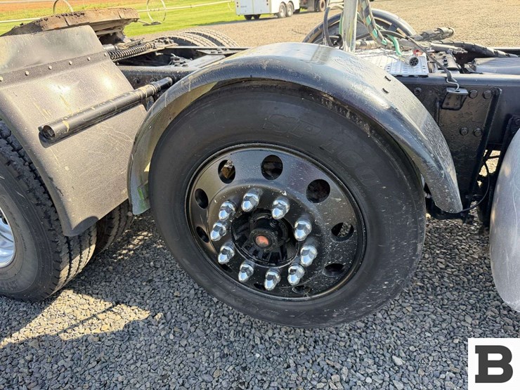 2012-freightliner-cascadia-125-image-37