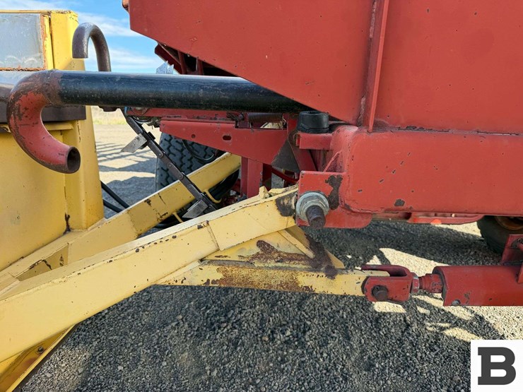 new-holland-1085-image-14