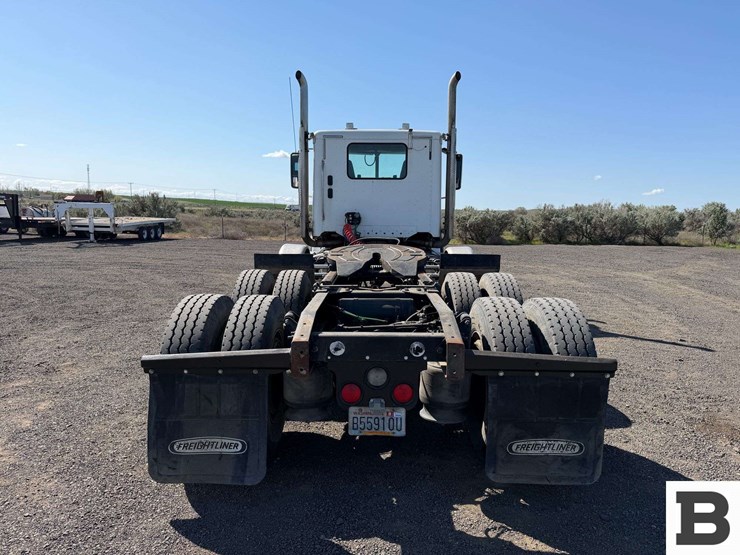 2012-freightliner-coronado-sd-tractor-truck-image-4