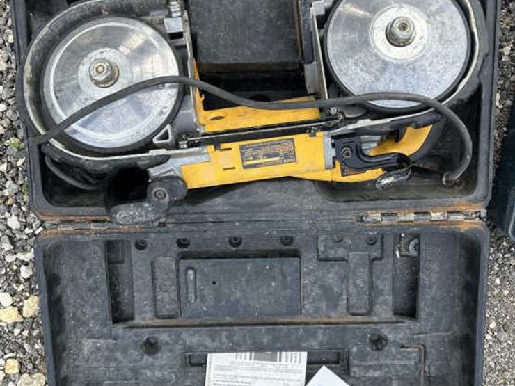 #96-•-dewalt-heavy-duty-deep-cut-variable-speed-band-saw-image-2