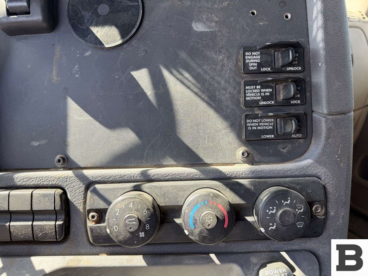 2012-freightliner-cascadia-125-image-65