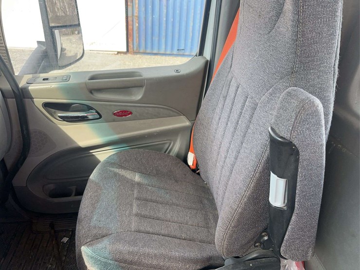 2018-peterbilt-579-image-21