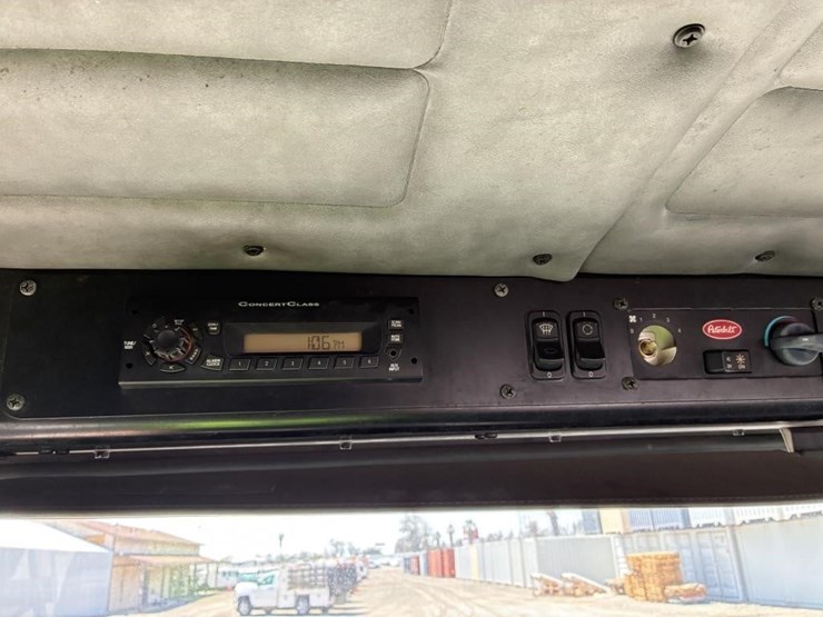 2009-peterbilt-320-image-17