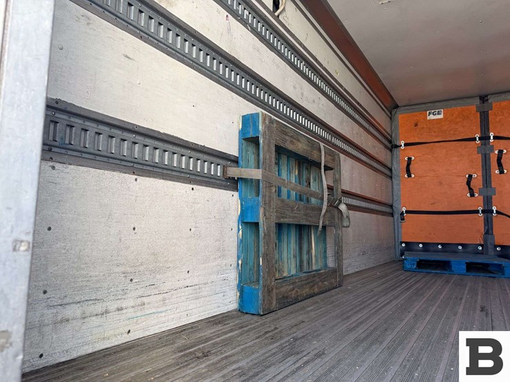 2009-freightliner-m2-box-van-truck-image-32