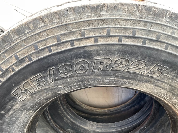 #10384-•-(2)-michelin-315/80r22.5-tires-image-7