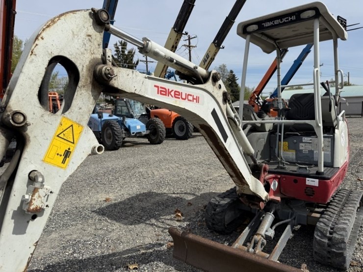 2017-takeuchi-tb216-image-16