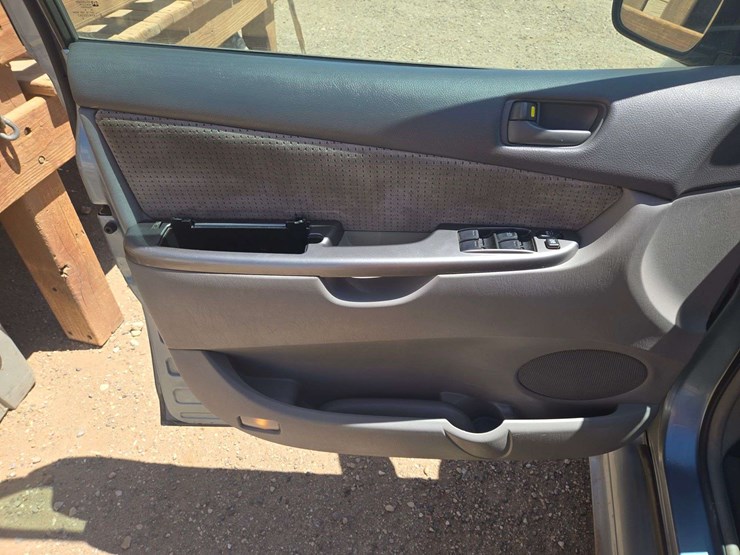2006-toyota-sienna-le-wagon-4d-image-12