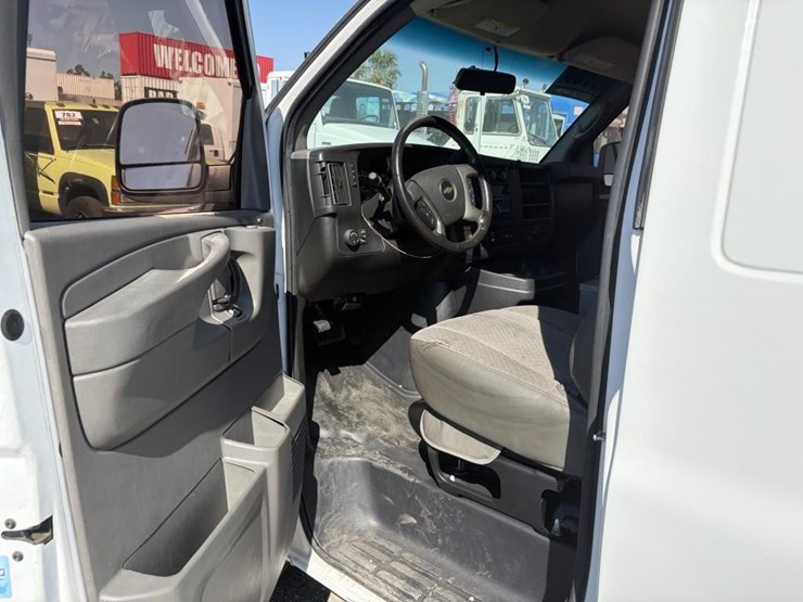 2015-chevrolet-express-2500-image-11