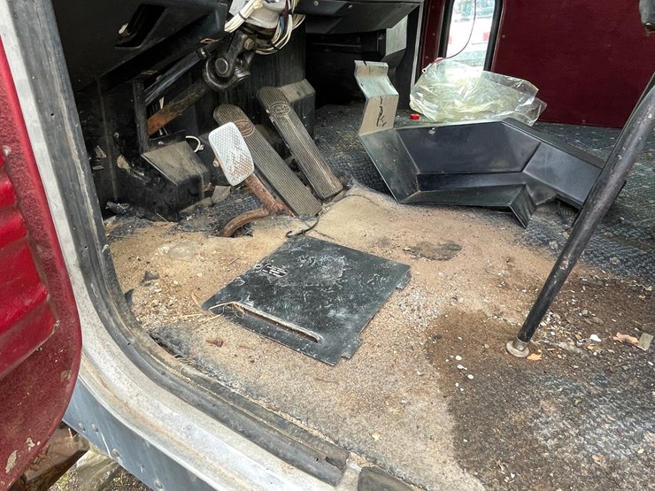 1992-peterbilt-377-image-24